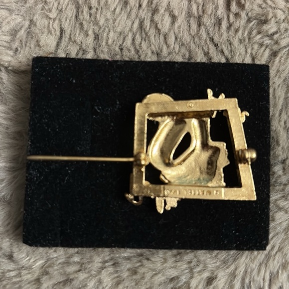 1998 Barbie Collectibles Avon Loves Barbie Pin - Picture 3 of 13